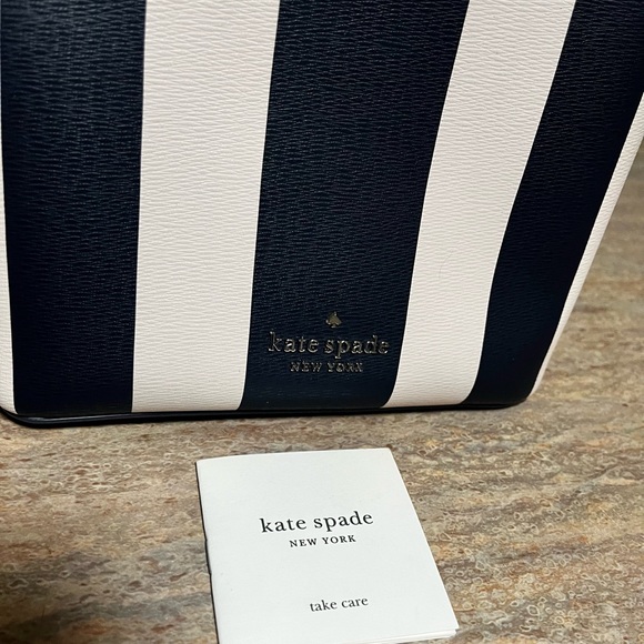 NWOT Spade ♠️ bucket bag striped navy blue and white - Picture 8 of 16